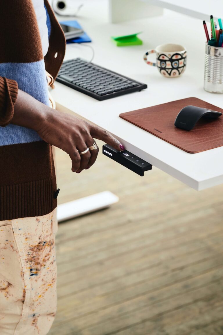 Standing desk mechanism